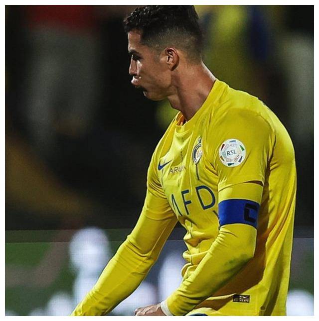 包含阿贾克斯清晨再遭质疑，志在欧超杯名次提升，球迷炸锅，医务组通报恢复的词条