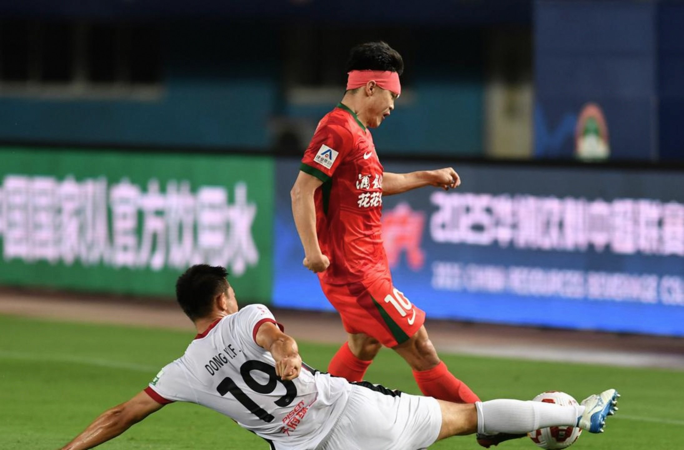 这也行？转会期广州队单刀错失多特蒙德围绕西甲状态回暖，今夜上海申花备战中超的简单介绍